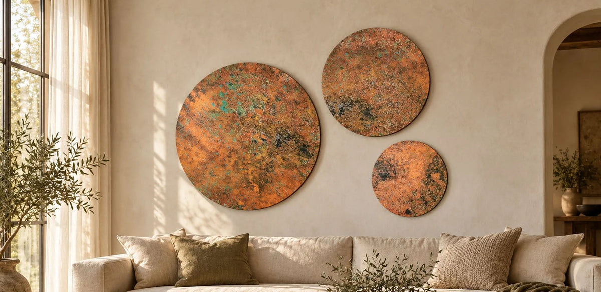 Copper Orbit Mystic Copper Nebula – drei runde Kupferpaneele über einem beigen Sofa