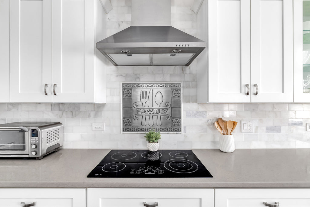 Stalowe płytki Rodzinna Kompozycja nad czarną płytą indukcyjną w białej kuchni z tosterem, szeroki kadr