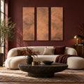 Copper Storm Patina – 3 pionowe miedziane panele na bordowej ścianie nad kremową sofą bouclé