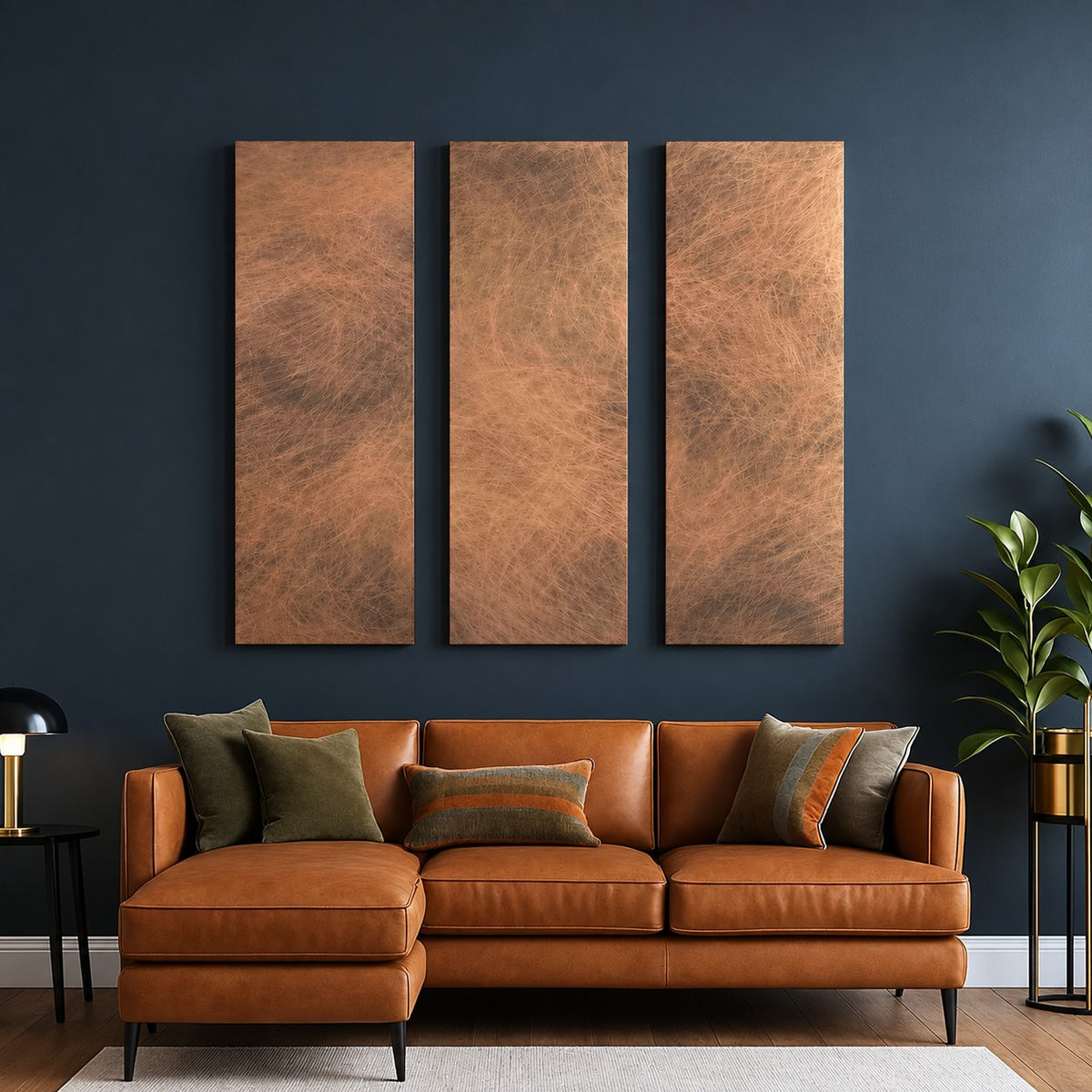 Copper Storm Patina – 3 pionowe miedziane panele na granatowej ścianie nad skórzanym narożnikiem