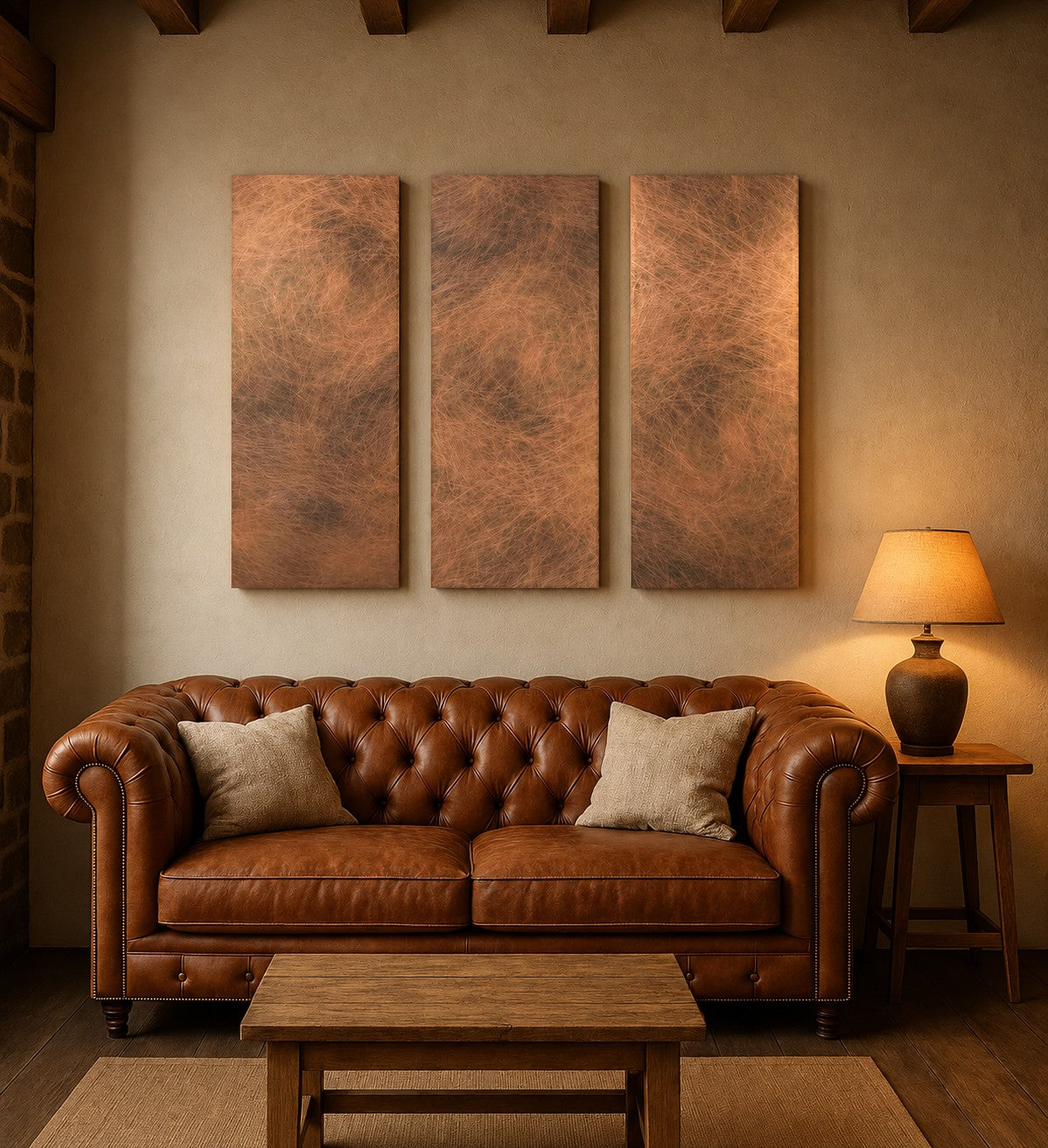 Tryptyk z miedzi Copper Storm Patina nad sofą chesterfield w rustykalnym wnętrzu z lampą