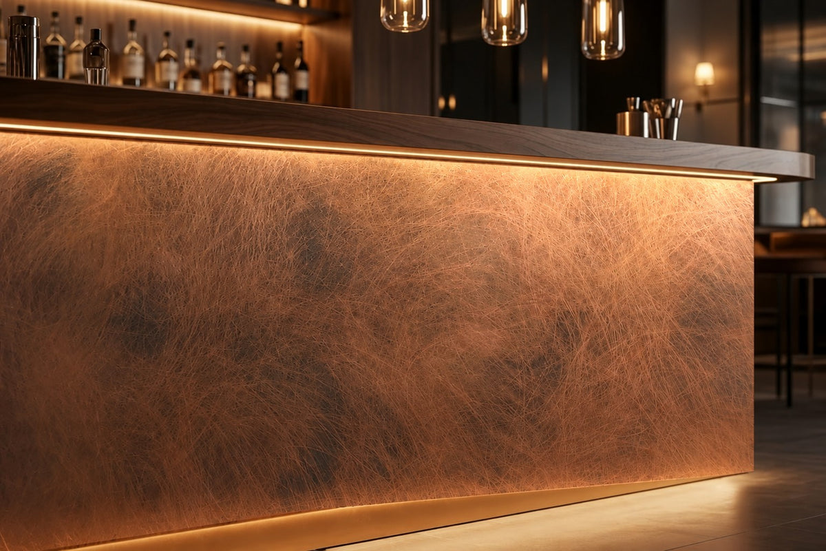 Copper Storm – wysoki miedziany panel ścienny od podłogi, widoczna chmurna patyna w odcieniach miedzi i brązu