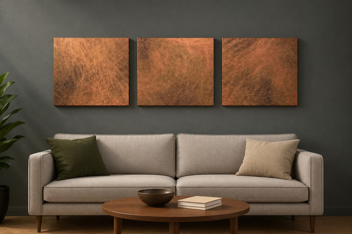 Copper Storm – 3 panele na grafitowej ścianie nad szarą sofą z zieloną poduszką