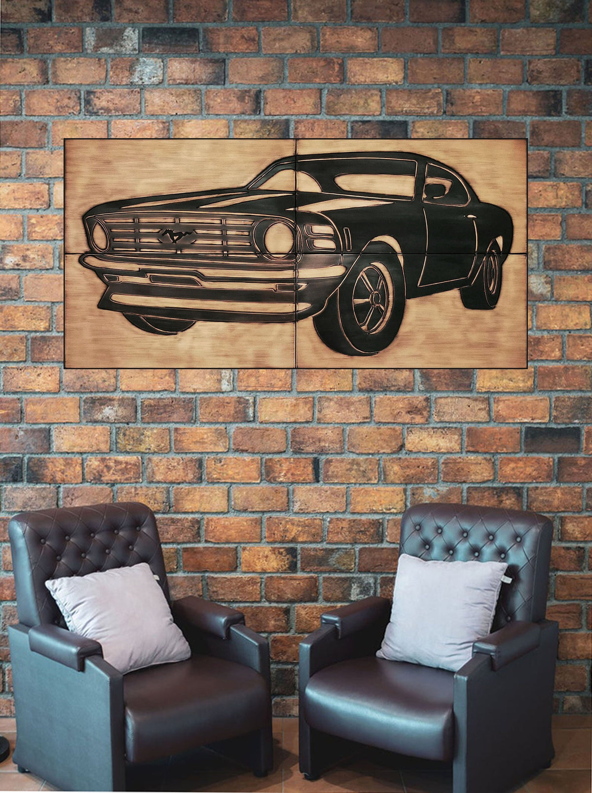 Ford Mustang 1968 – 4 miedziane płytki z czarnym autem na ścianie z cegły nad dwoma skórzanymi fotelami