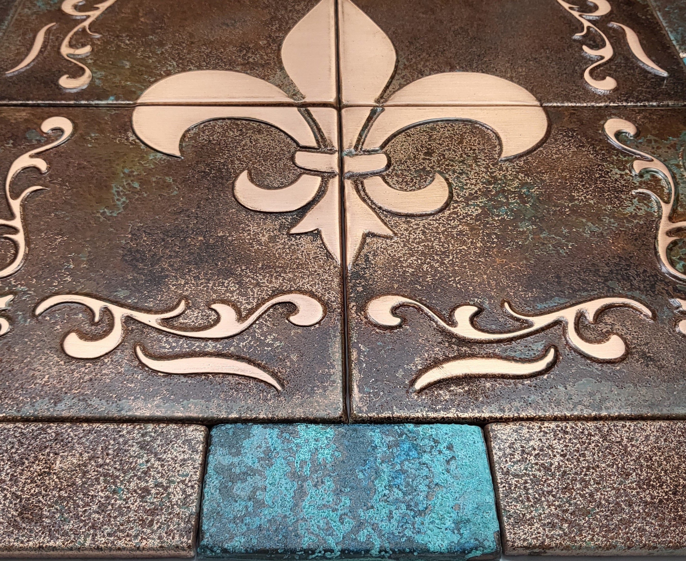 Fleur de Lis – Kafle artystyczne z metalu – metalowy dekor ścienny nad kuchenką