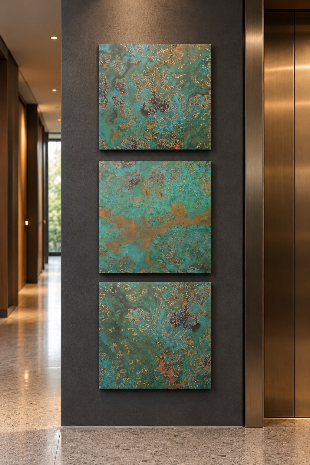 Panele Oceanic Copper Pulse powieszone pionowo na ciemnej ścianie obok windy w nowoczesnym korytarzu