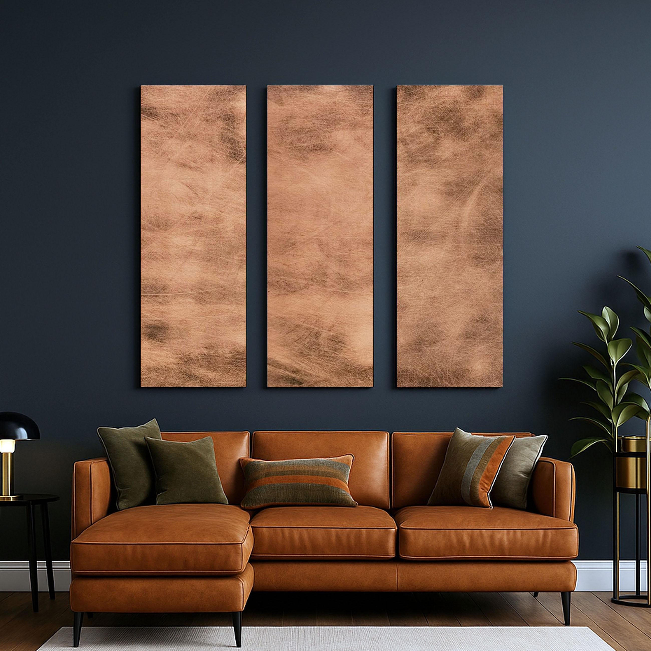 Obraz ścienny z prawdziwej miedzi Copper Storm Patina nad skórzaną sofą