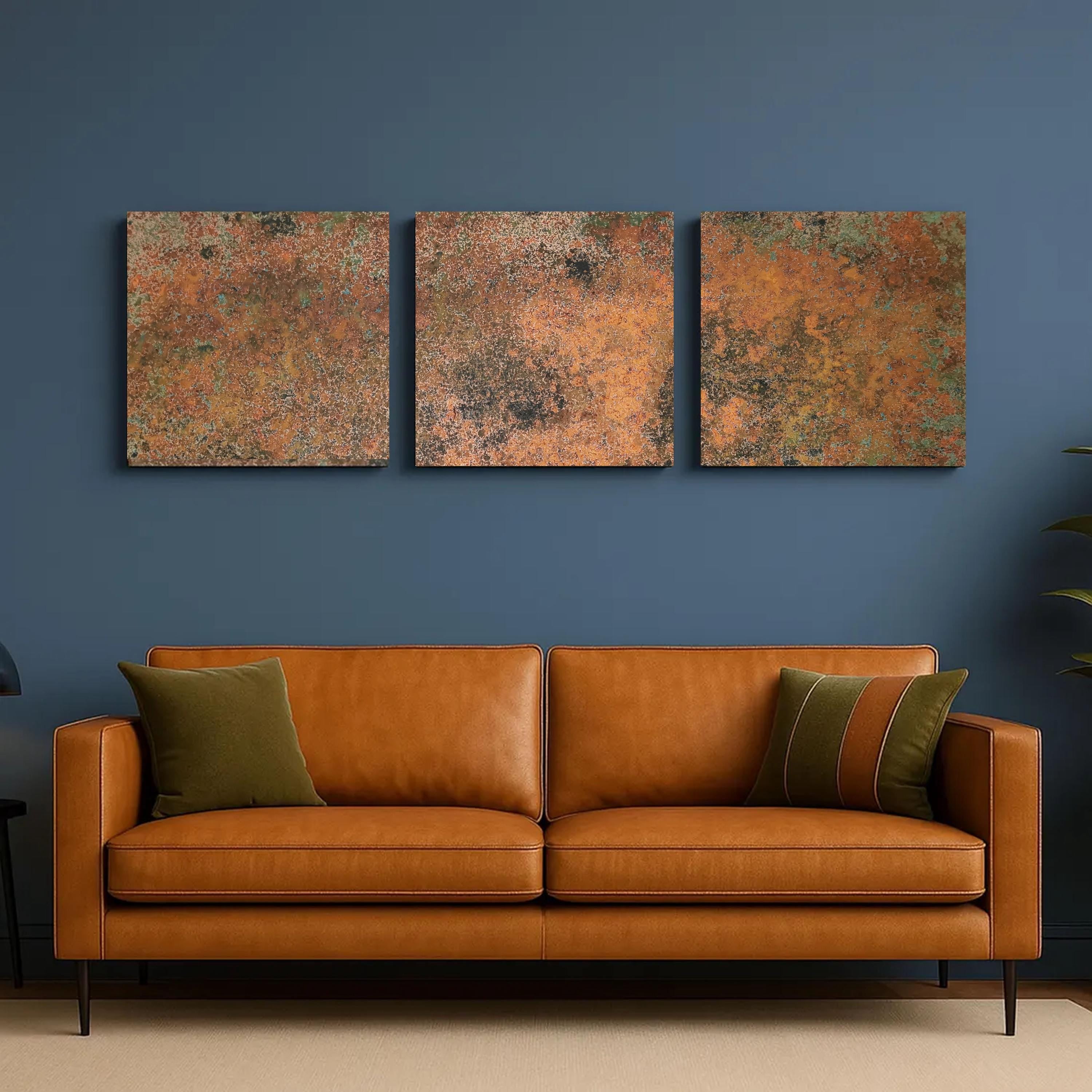 Miedziany obraz ścienny 3 panele z patyną Mystic Copper Nebula w salonie