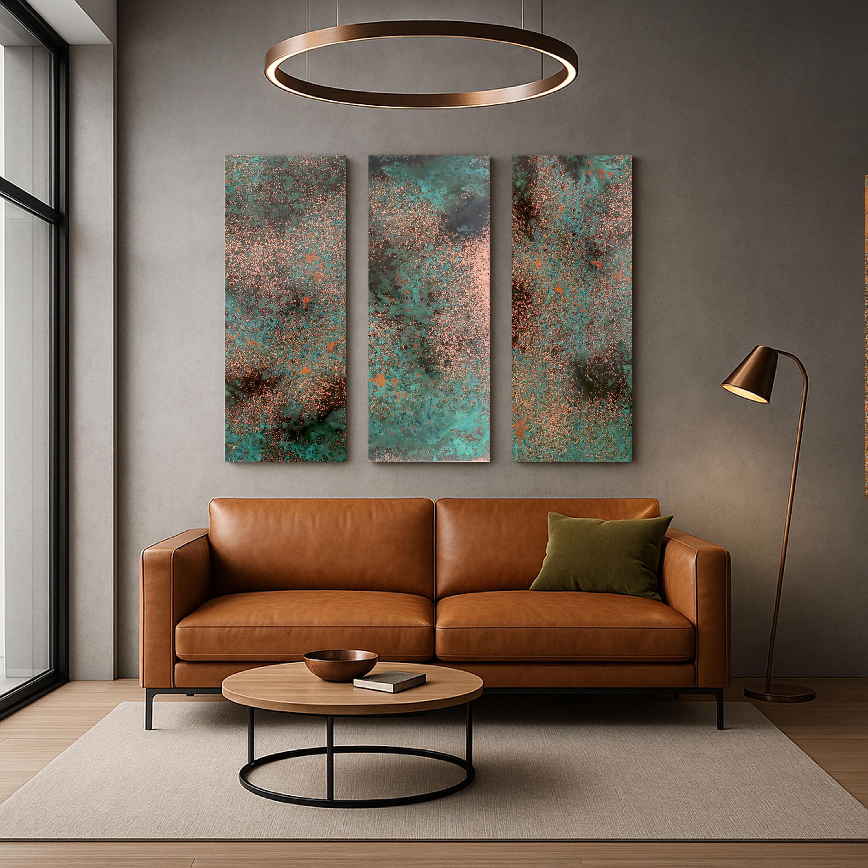 Trzy pionowe panele z miedzi Obsidian Copper Mist w nowoczesnym salonie