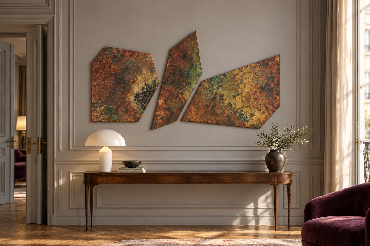 Copper Fragments Savage Copper Bloom – 3 panele z miedzi na ścianie ze sztukaterią nad konsolą, wizualizacja aranżacji