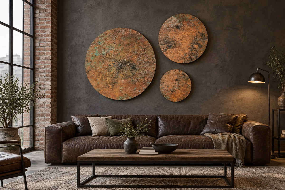Copper Orbit Mystic Copper Nebula – 3 okrągłe panele z miedzi na ciemnej ścianie nad brązową skórzaną sofą w industrialnym lofcie z cegłą, wizualizacja aranżacji