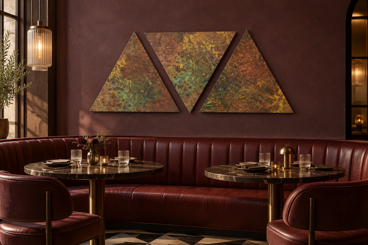 Copper Ridge Savage Copper Bloom – trójkąty z miedzi na bordowej ścianie w restauracji, wizualizacja aranżacji