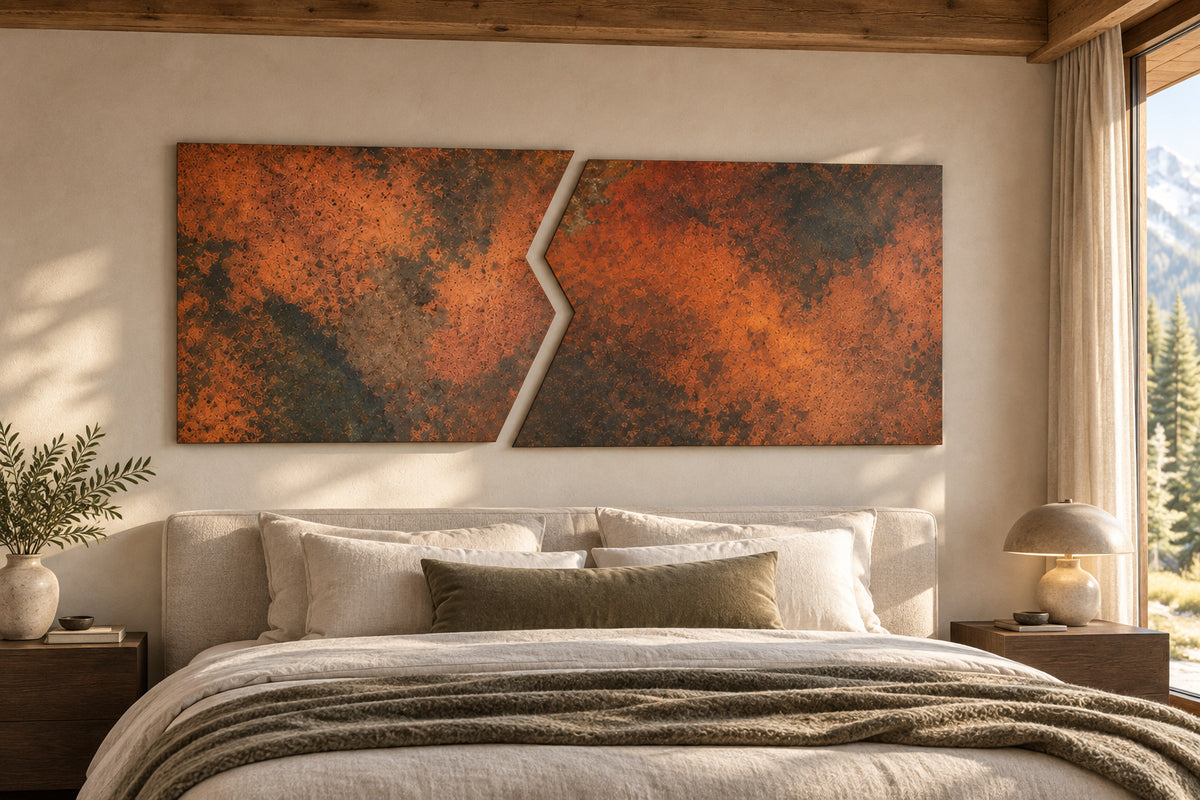 Copper Rift Eternal Copper Inferno – zestaw 2 paneli z miedzi nad tapicerowanym łóżkiem w spokojnej górskiej sypialni, wizualizacja aranżacji