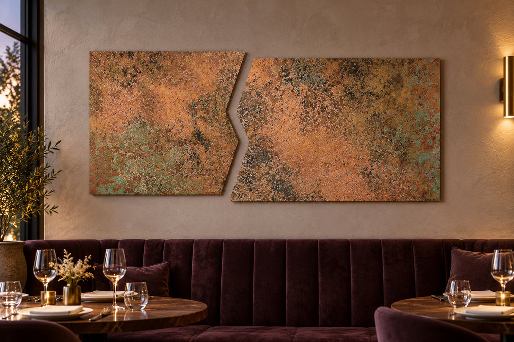 Copper Rift Mystic Copper Nebula – obraz z prawdziwej miedzi nad śliwkową welurową kanapą w kameralnej restauracji, wizualizacja aranżacji
