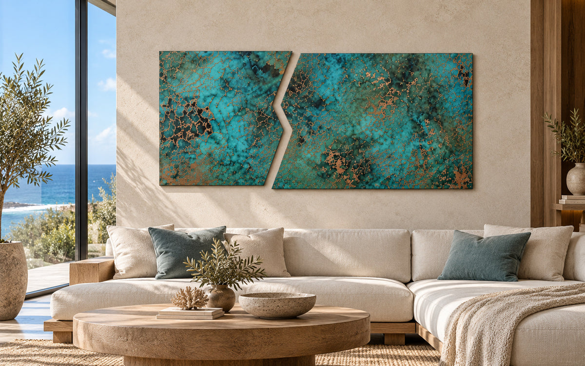 Copper Rift Oceanic Copper Pulse – 2 panele z prawdziwej miedzi z zygzakowatą szczeliną, turkusowa i morska patyna z miedzianą koronką, nad białą narożną sofą z turkusowymi poduszkami w salonie z widokiem na ocean, wizualizacja aranżacji