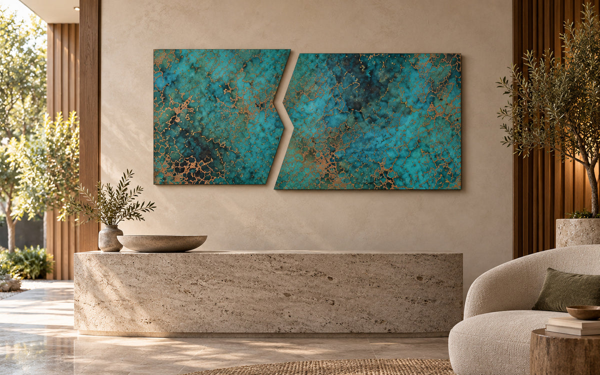 Copper Rift Oceanic Copper Pulse – zestaw 2 paneli z prawdziwej miedzi nad trawertynową ladą recepcji w spa obok fotela bouclé, wizualizacja aranżacji