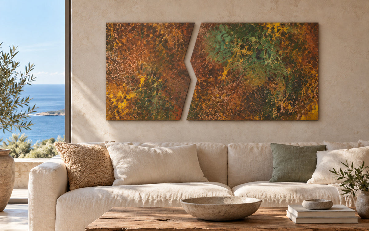 Copper Rift Savage Copper Bloom – 2 panele z prawdziwej miedzi z zygzakowatą szczeliną, rdzawopomarańczowa patyna z ochrą, złotem i zielenią grynszpanu, nad lnianą sofą w salonie z widokiem na ocean, wizualizacja aranżacji