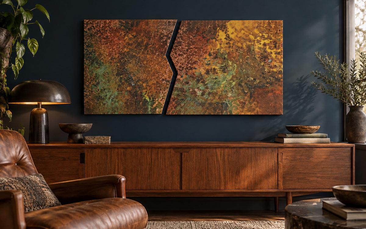 Copper Rift Savage Copper Bloom – obraz z miedzi na granatowej ścianie nad komodą mid-century z orzecha obok skórzanego fotela, wizualizacja aranżacji